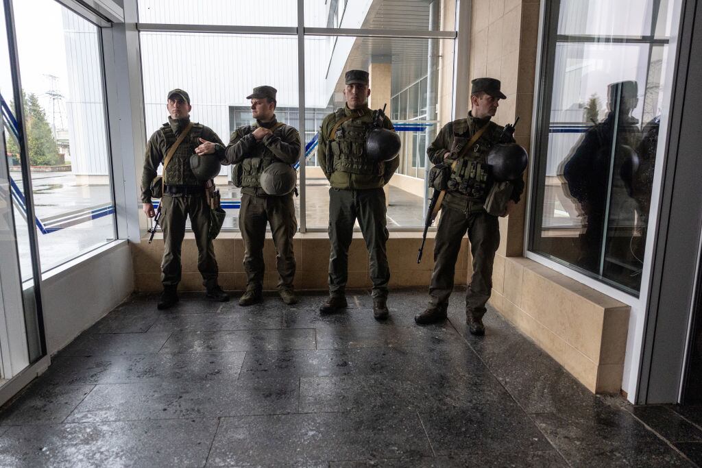 Militares ucranianos cuidan la planta nuclear de Chernobyl