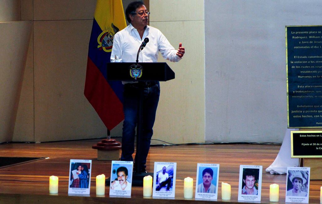 El presidente de Colombia Gustavo Petro habla de memoria ante la prensa