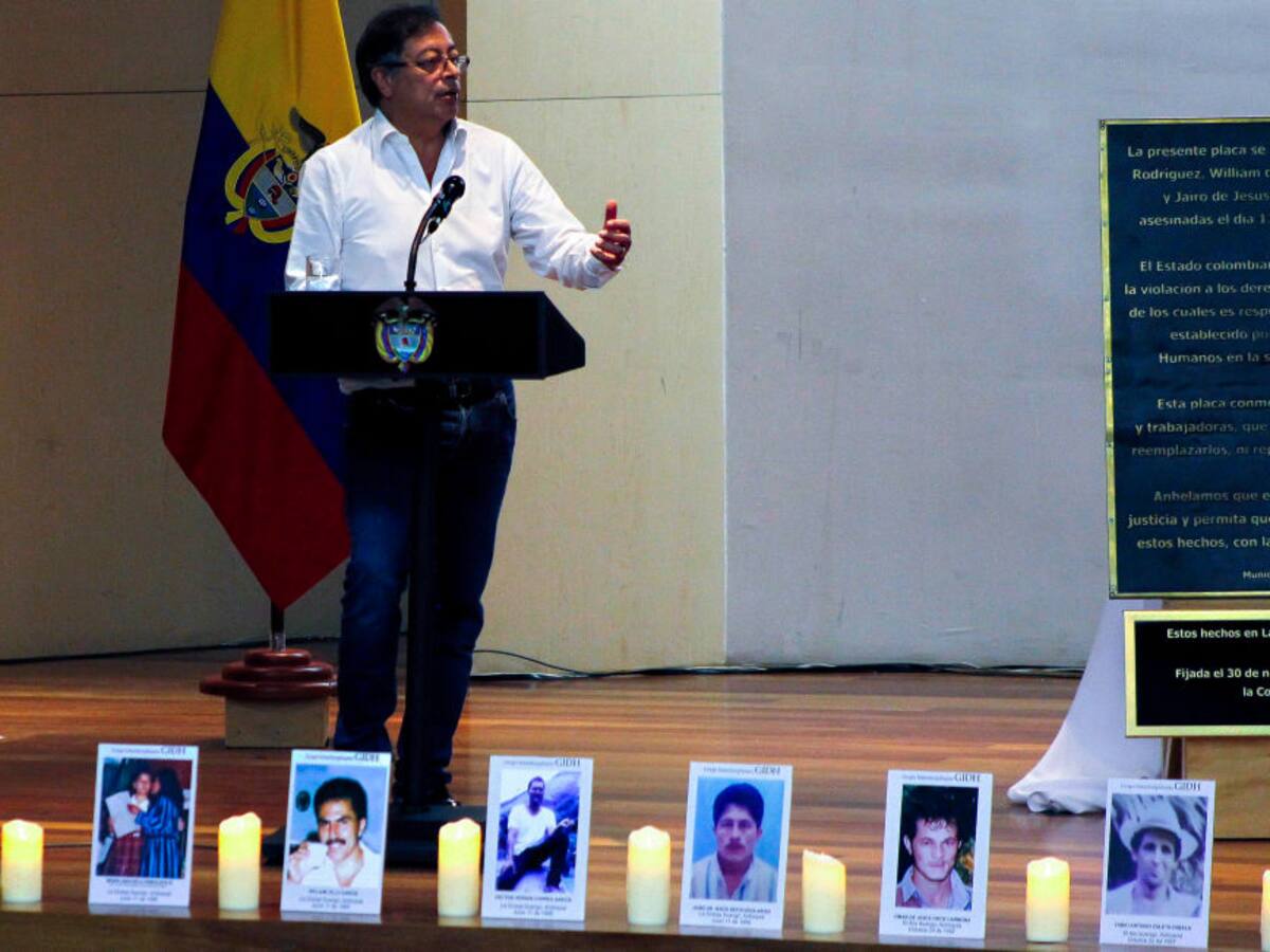 Colombia: Petro pide perdón a las víctimas de paramilitares