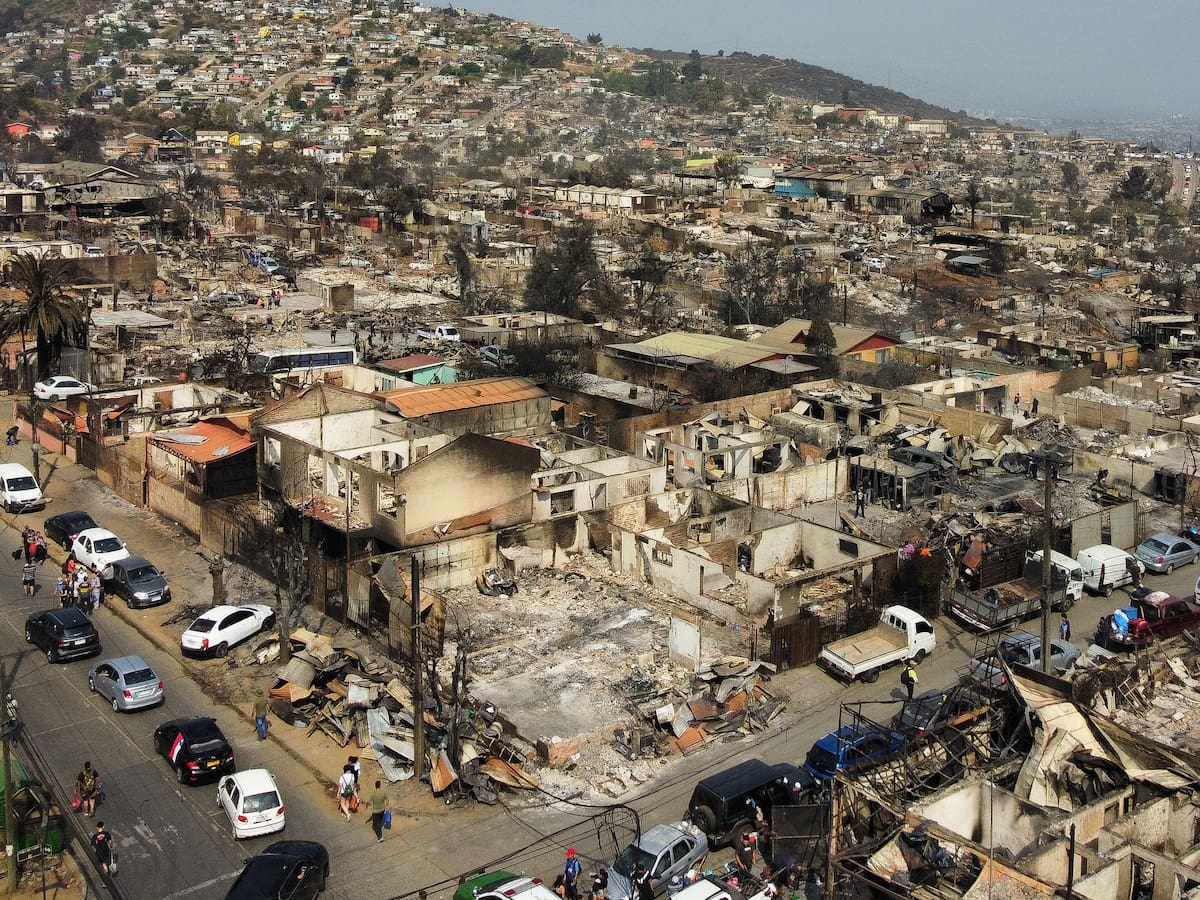 Sobreprecios y pagos sin respaldo: Contraloría detecta irregularidades en gestión de recursos por megaincendio en Valparaíso