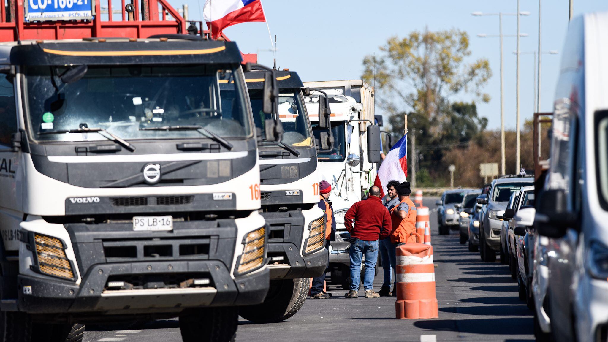 02 de Mayo del 2022 / ARAUCOManifestación de camioneros se toman la ruta 160 sur con resguardo policial, donde exigen soluciones por los "atentados terroristas" ocurridos, Comuna de Arauco, Región del Biobío. 
FOTO: OSCAR GUERRA / AGENCIAUNO