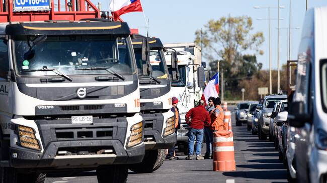 02 de Mayo del 2022 / ARAUCOManifestación de camioneros se toman la ruta 160 sur con resguardo policial, donde exigen soluciones por los "atentados terroristas" ocurridos, Comuna de Arauco, Región del Biobío.
FOTO: OSCAR GUERRA / AGENCIAUNO