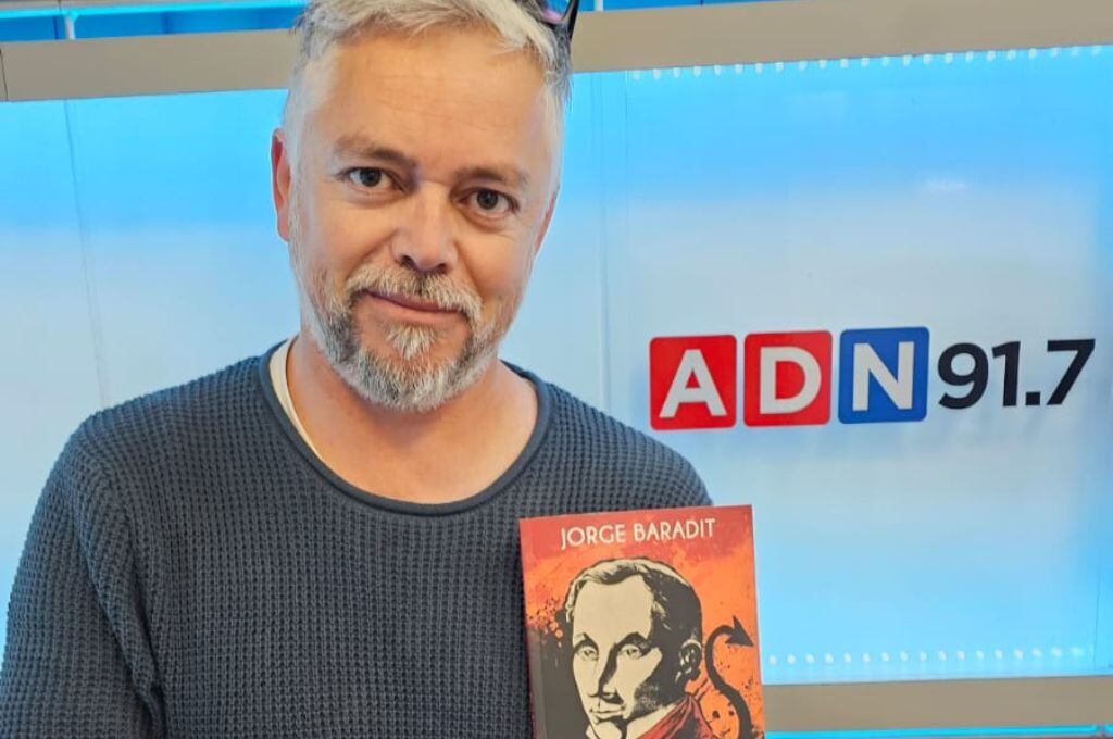 "Este país necesita terapiarse": Jorge Baradit nos presenta "El Lado Oscuro: Historia Secreta de Chile"