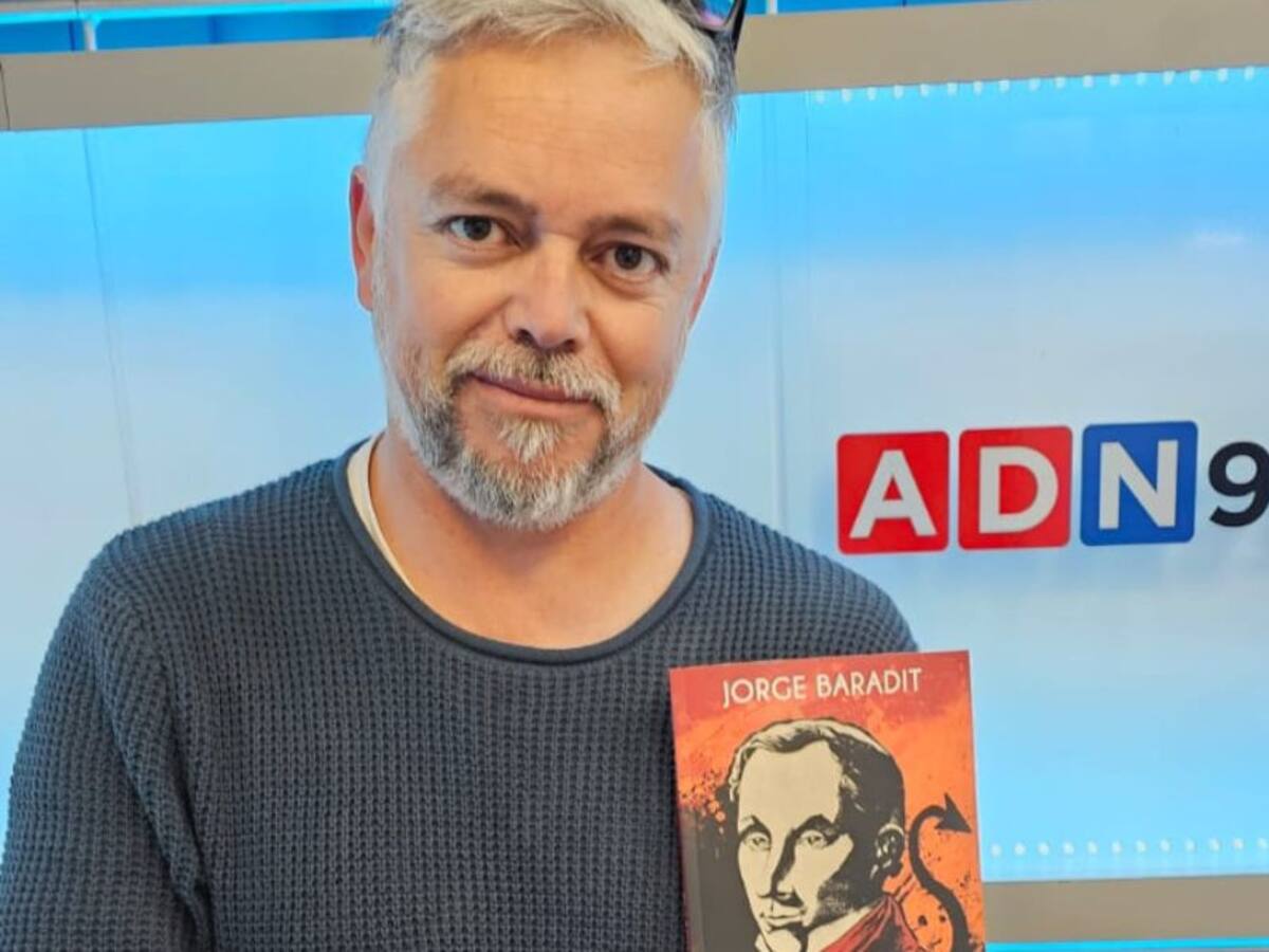 «Este país necesita terapiarse»: Jorge Baradit nos presenta «El Lado Oscuro: Historia Secreta de Chile»