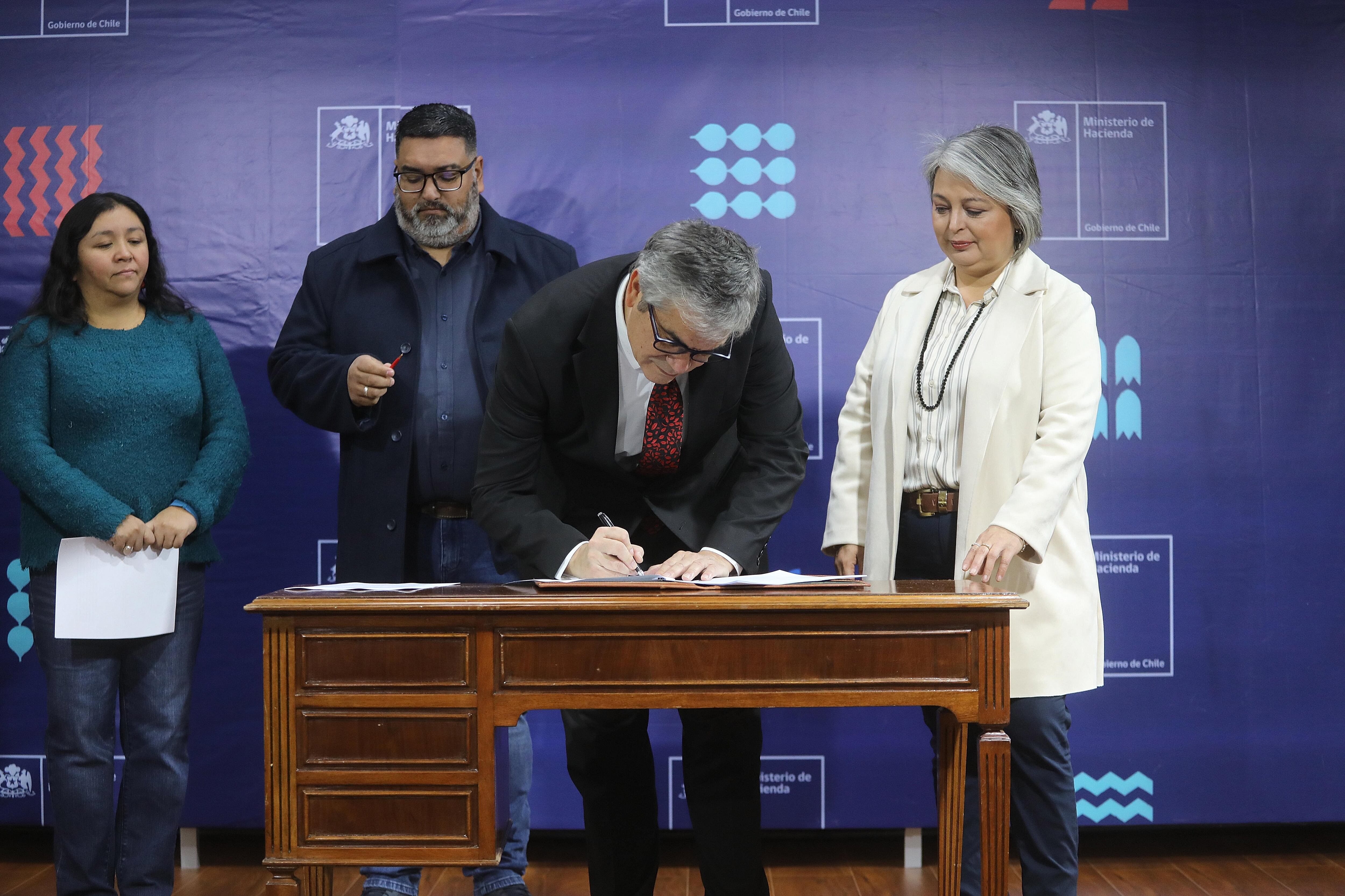 28 de mayo de 2024/SANTIAGO
La ministra del Trabajo y Previsión Social, Jeannette Jara y el ministro de Hacienda, Mario Marcel, junto a la directiva de la CUT encabezada por David Acuña, anuncian importante acuerdo entre gobierno y trabajadores, y firman documento.
FOTO: SEBASTIAN BELTRAN GAETE / AGENCIUNO