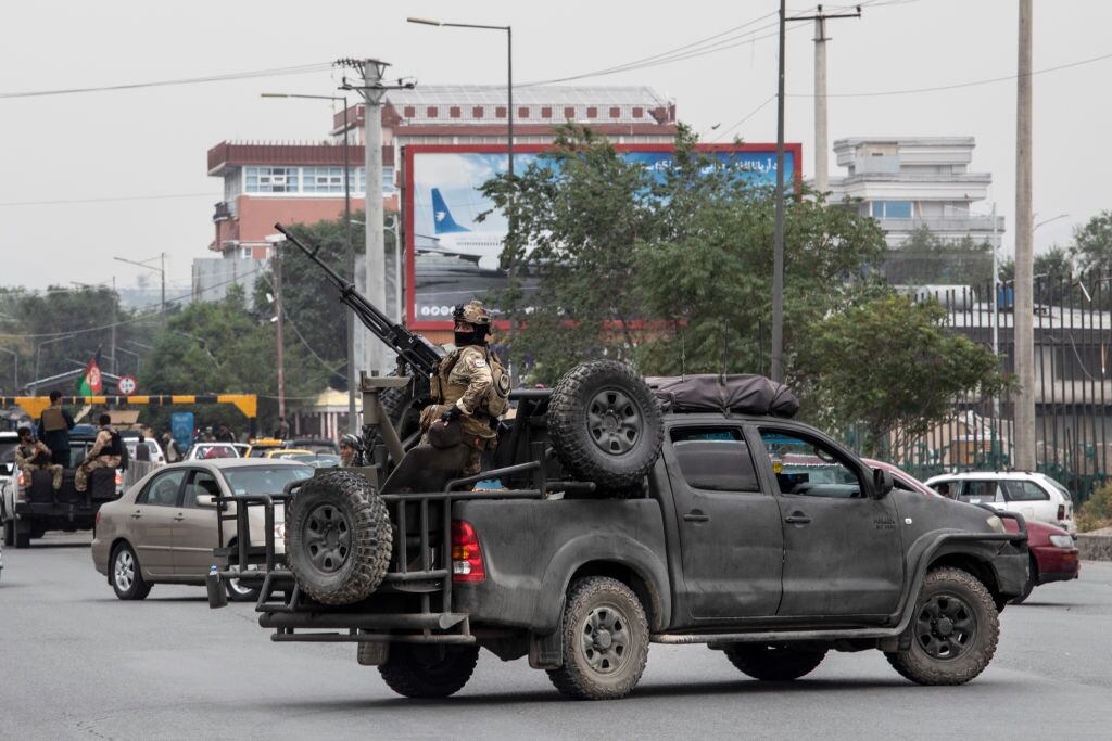 Fuerzas afganas custodian Kabul tras el ataque al palacio presidencial