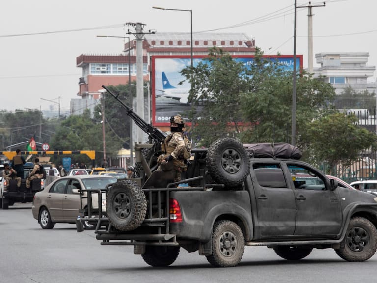 Fuerzas afganas custodian Kabul tras el ataque al palacio presidencial
