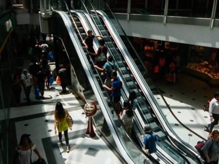 Joven denuncia supuesta retención en calabozo en tienda del retail