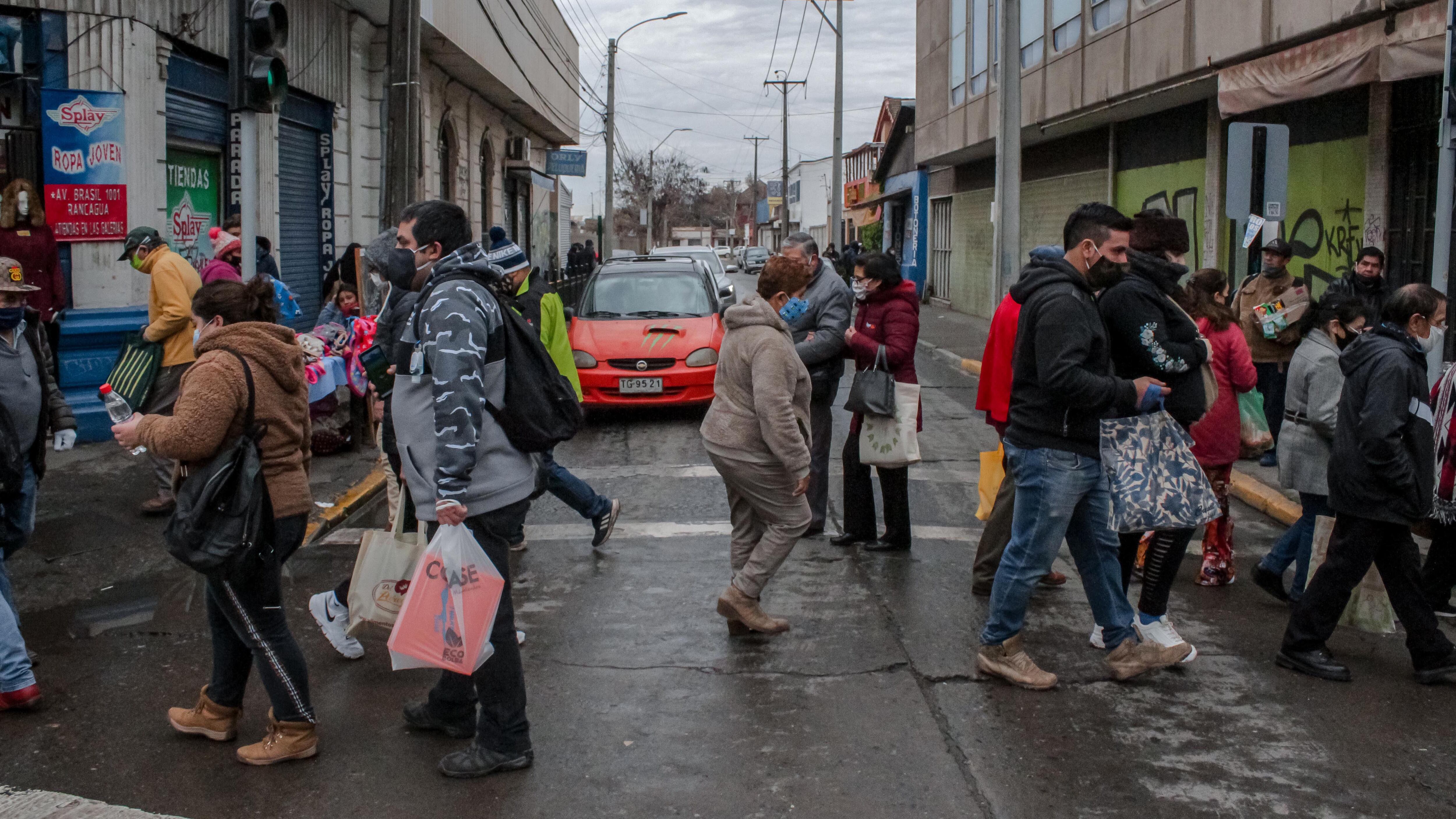 18 de JUNIO de 2020/RANCAGUADurante el día antes de la cuarentena total que comenzará a regir mañana viernes en Rancagua y Machalí los principales centros comerciales se enfrentaron a largas filas y aglomeraciones por parte de compradores y clientes.
FOTO:MATÍAS ARTIGAS/AGENCIAUNO