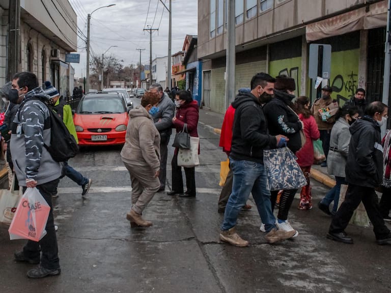 18 de JUNIO de 2020/RANCAGUADurante el día antes de la cuarentena total que comenzará a regir mañana viernes en Rancagua y Machalí los principales centros comerciales se enfrentaron a largas filas y aglomeraciones por parte de compradores y clientes.
FOTO:MATÍAS ARTIGAS/AGENCIAUNO