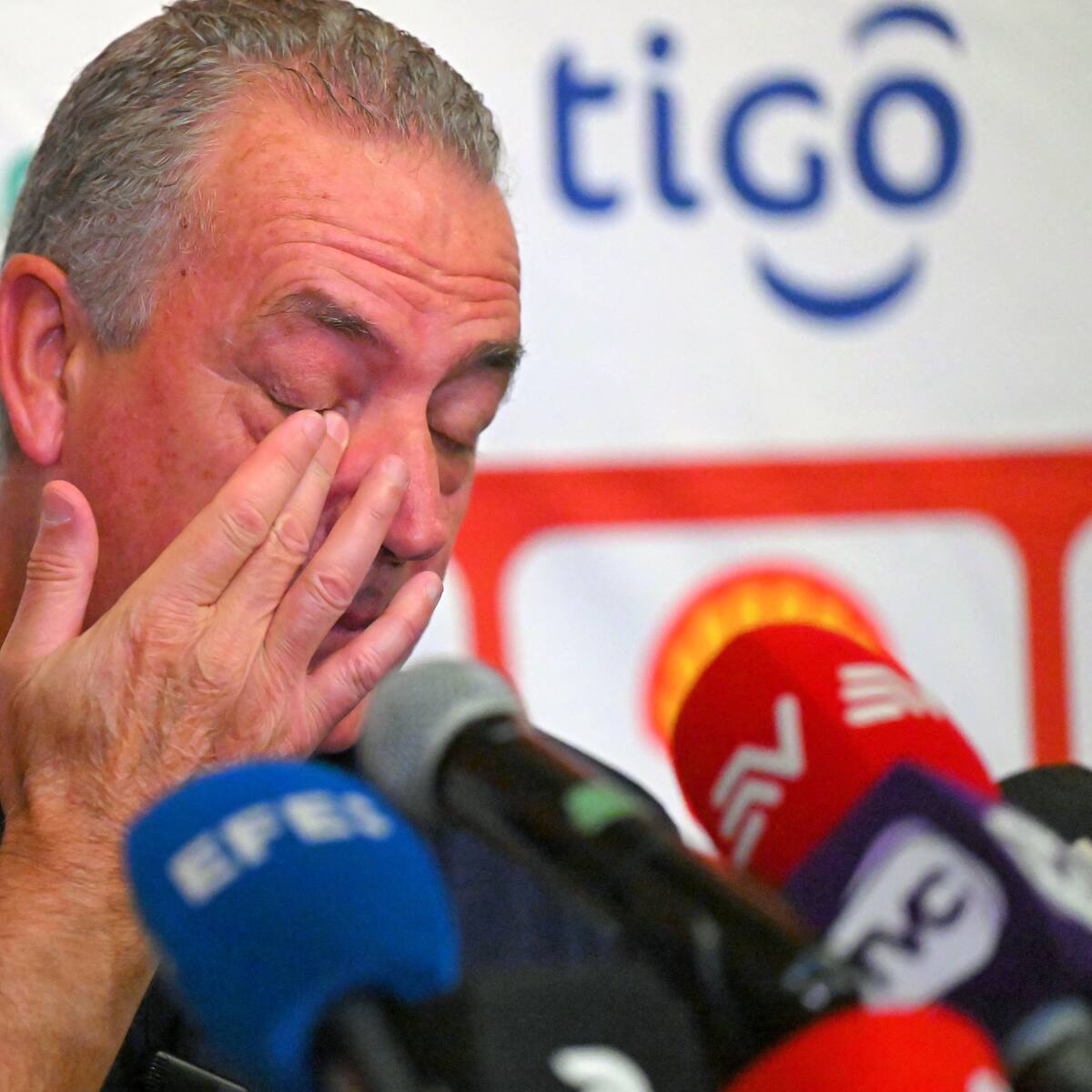 DT de Paraguay rompe en llanto en plena conferencia de prensa antes de enfrentar a Ecuador: “Es muy fuerte volver”