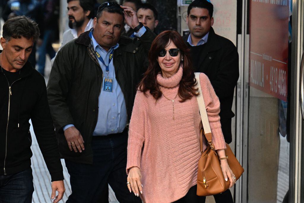 Cristina Fernandez sale de su residencia con una amplia custodia personal