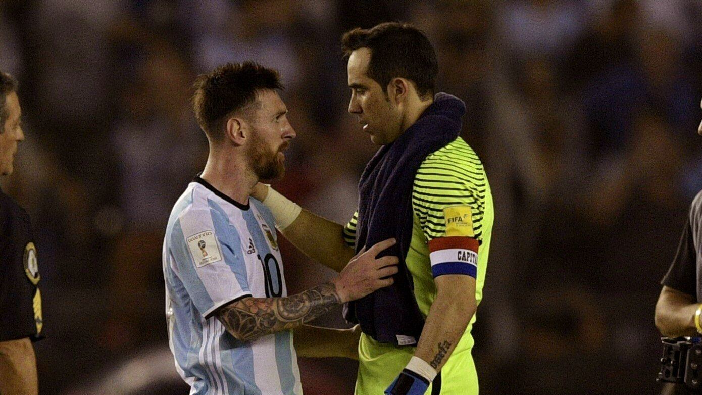 Claudio Bravo felicita a sus amigos del plantel de Argentina por el título mundial: "Qué privilegio y orgullo verlos en lo más alto"