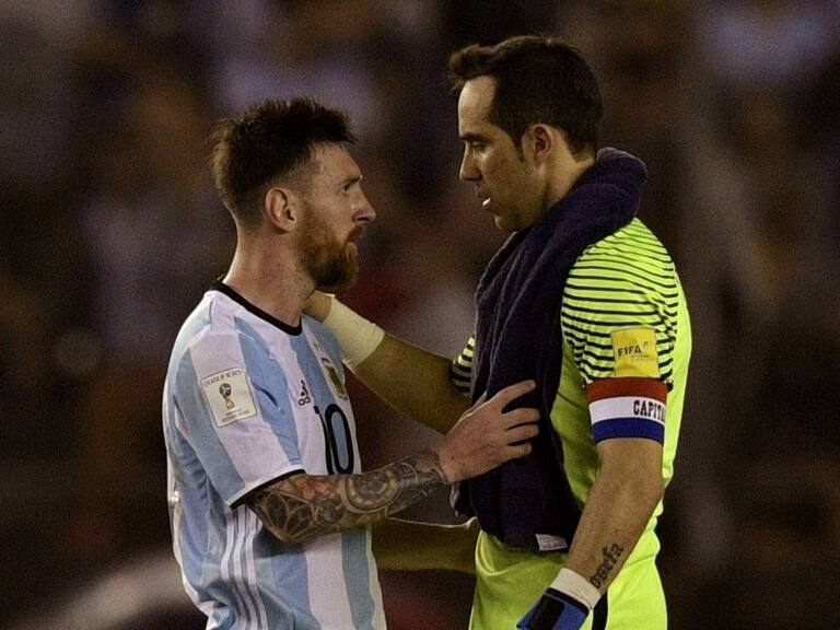 Claudio Bravo felicita a sus amigos del plantel de Argentina por el título mundial: "Qué privilegio y orgullo verlos en lo más alto"