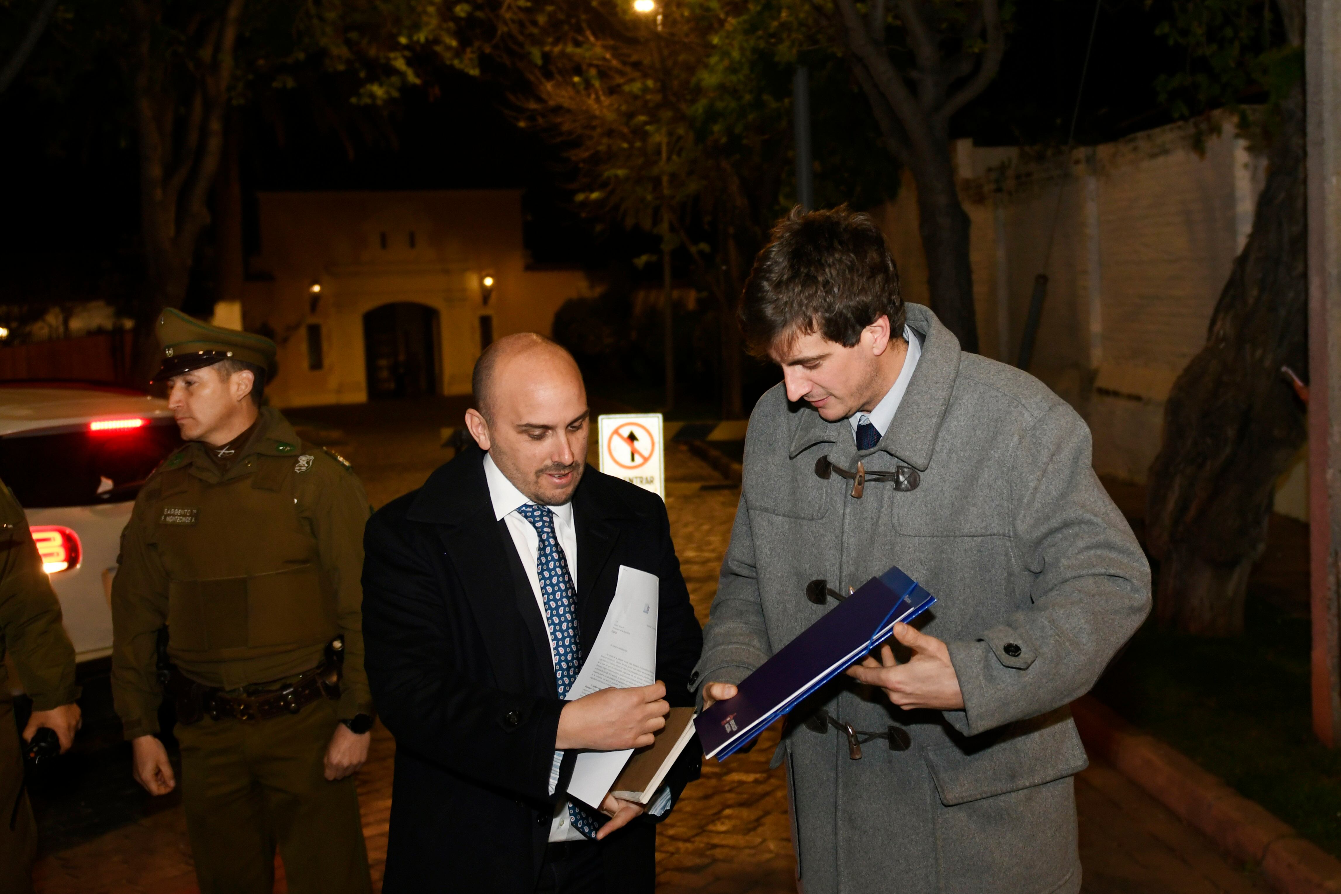03 DE SEPTIEMBRE DE 2024/VIÑA DEL MAR
Parlamentarios de la comisión de seguridad Camara y Senado sostienen una reunión con el presidente de la republica Gabriel Boric en el Cerro Castillo . En la foto los diputados RN Diego Schalper y Andres Longton con una carta con 10 puntos .
FOTO: PABLO OVALLE ISASMENDI/AGENCIAUNO