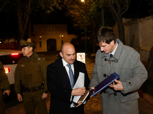 03 DE SEPTIEMBRE DE 2024/VIÑA DEL MAR
Parlamentarios de la comisión de seguridad Camara y Senado sostienen una reunión con el presidente de la republica Gabriel Boric en el Cerro Castillo . En la foto los diputados RN Diego Schalper y Andres Longton con una carta con 10 puntos .
FOTO: PABLO OVALLE ISASMENDI/AGENCIAUNO