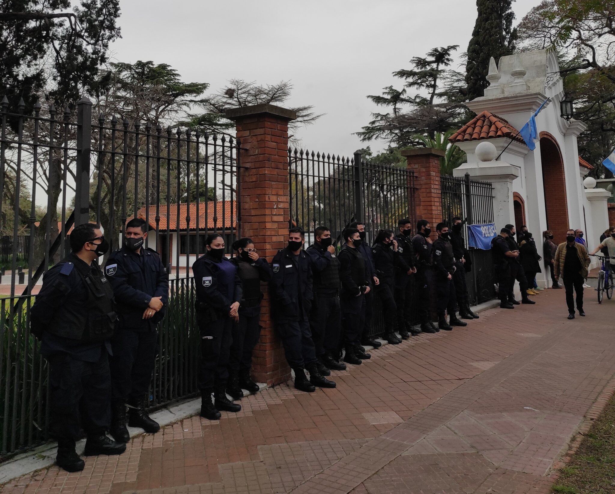 Policía Bonaerense rodeó la residencia presidencial de Olivos