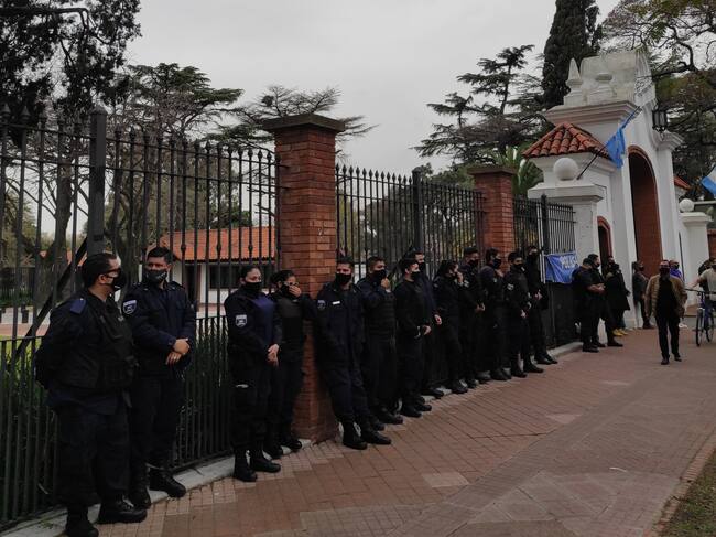 Policía Bonaerense rodeó la residencia presidencial de Olivos