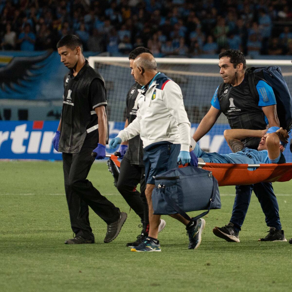 Preocupación por un jugador celeste y una emergencia médica en tribunas: el “lado B” del triunfo de O’Higgins sobre Tolima en Copa Libertadores