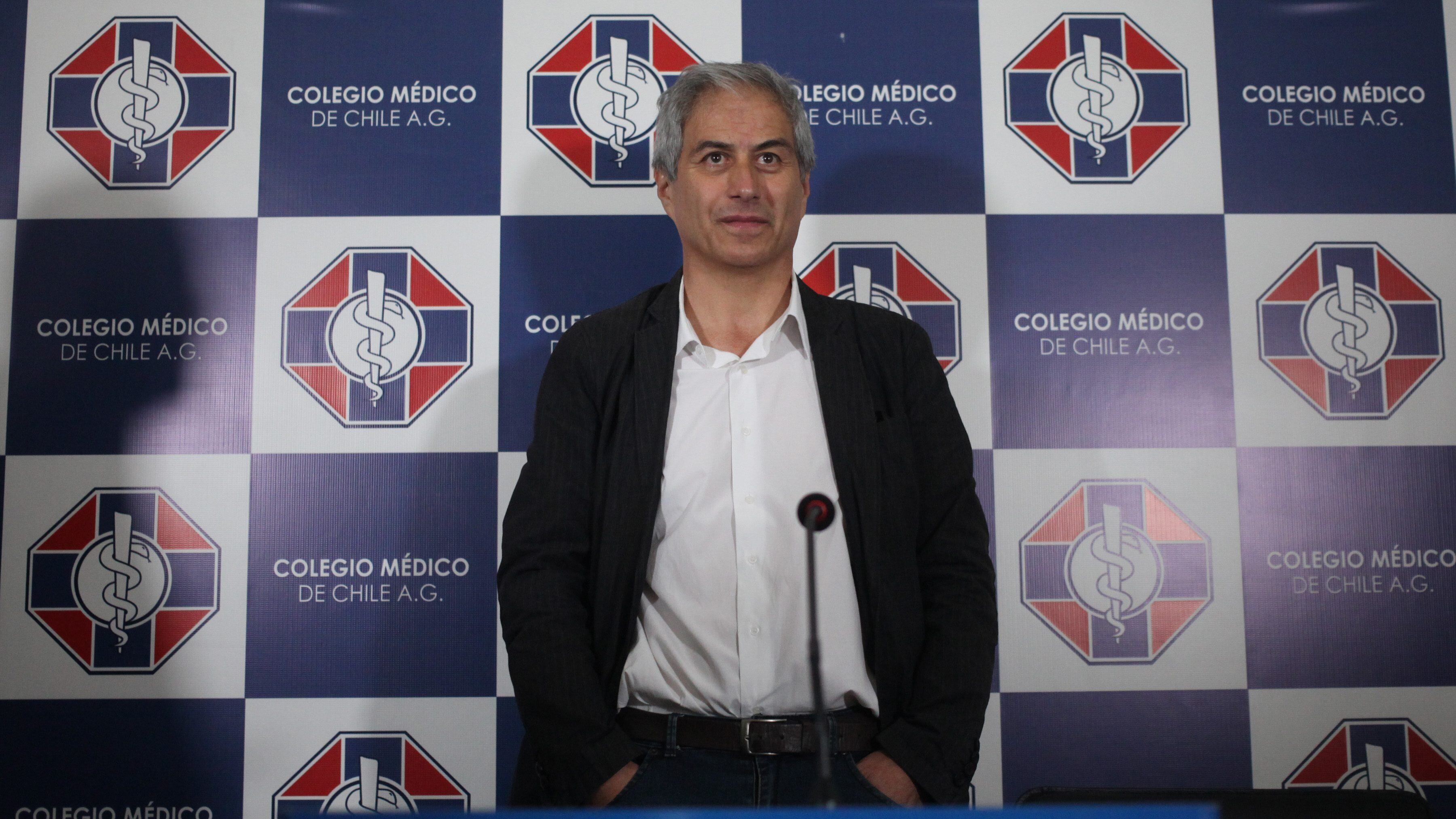 17 de Marzo 2020/ SANTIAGO
Magisterio y organizaciones estudiantiles secundarias realizaron punto de prensa tras la reunion que tuvieron con el Colegio Médico para acordar acción común ante el coronavirus, en el Colegio Médico de Chile, Santiago. (En la imagen, Mario Aguilar)

FOTO: AILEN DÍAZ/AGENCIAUNO