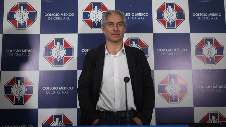 17 de Marzo 2020/ SANTIAGO
Magisterio y organizaciones estudiantiles secundarias realizaron punto de prensa tras la reunion que tuvieron con el Colegio Médico para acordar acción común ante el coronavirus, en el Colegio Médico de Chile, Santiago. (En la imagen, Mario Aguilar)
FOTO: AILEN DÍAZ/AGENCIAUNO