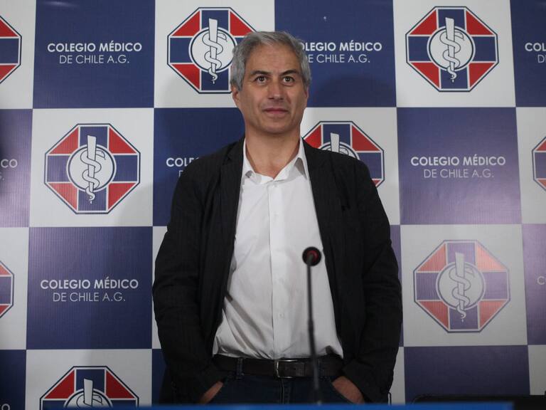 17 de Marzo 2020/ SANTIAGO
Magisterio y organizaciones estudiantiles secundarias realizaron punto de prensa tras la reunion que tuvieron con el Colegio Médico para acordar acción común ante el coronavirus, en el Colegio Médico de Chile, Santiago. (En la imagen, Mario Aguilar)
FOTO: AILEN DÍAZ/AGENCIAUNO