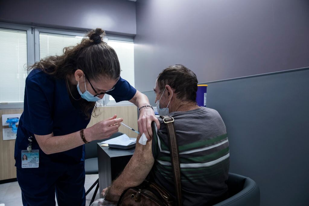 Enfermera aplica una dosis contra el Covid-19 en Ramat Gan