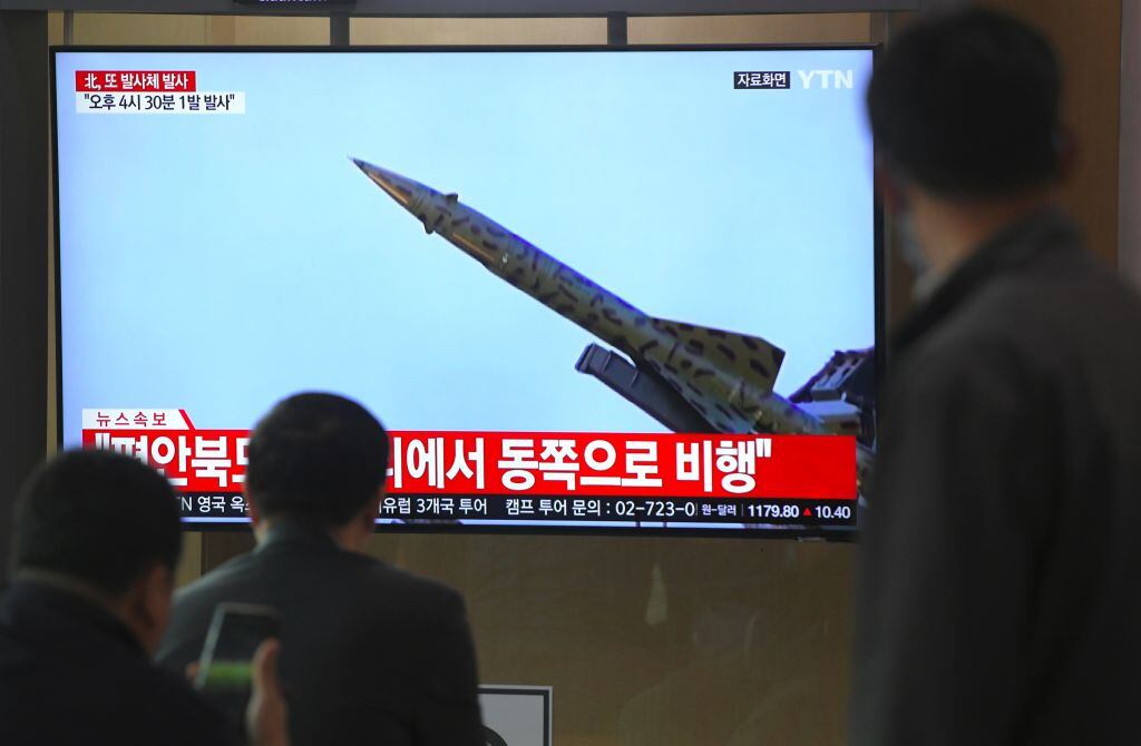 Televisión de Corea del Sur muestra lanzamientos de misiles de Corea del Norte