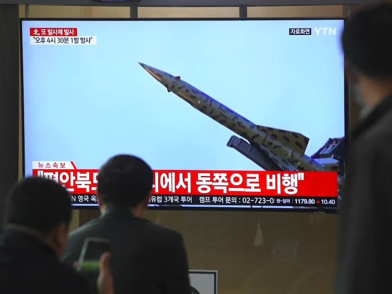 Televisión de Corea del Sur muestra lanzamientos de misiles de Corea del Norte