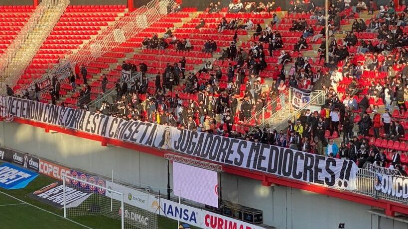 Jorge Valdivia y el lienzo de hinchas contra el plantel de Colo Colo: "No considero que el club tenga jugadores mediocres"