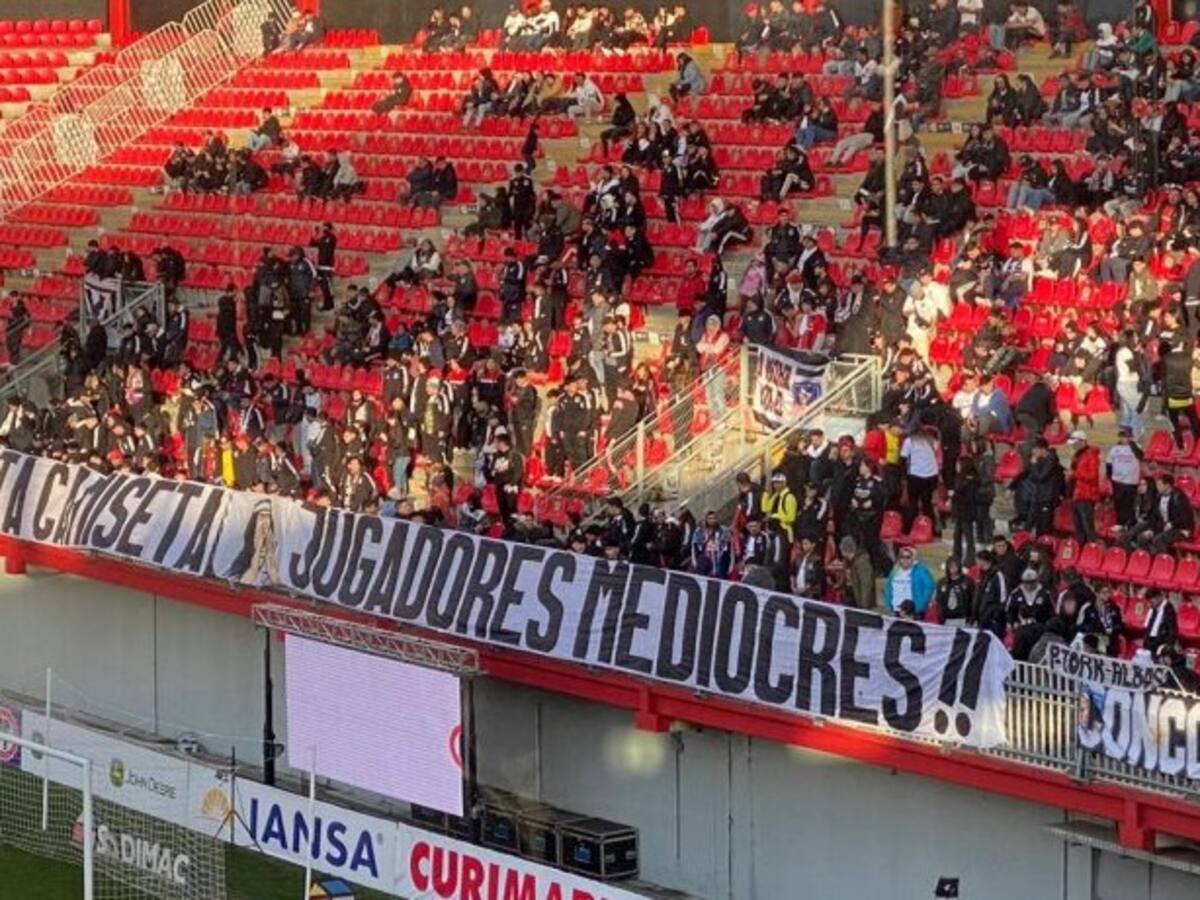 Jorge Valdivia y el lienzo de hinchas contra el plantel de Colo Colo: «No considero que el club tenga jugadores mediocres»