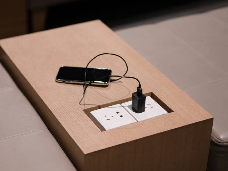 FBI advierte a turistas sobre el peligro de recargar los teléfonos móviles en estaciones de carga gratuita