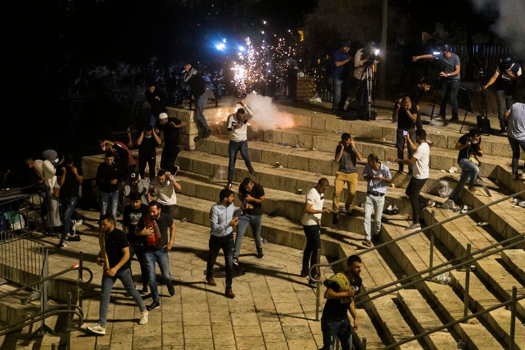 Palestinos escapando de la policía Israelí