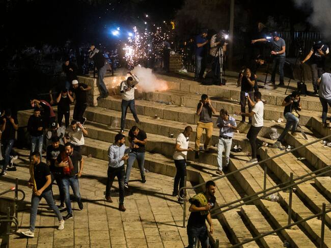 Palestinos escapando de la policía Israelí