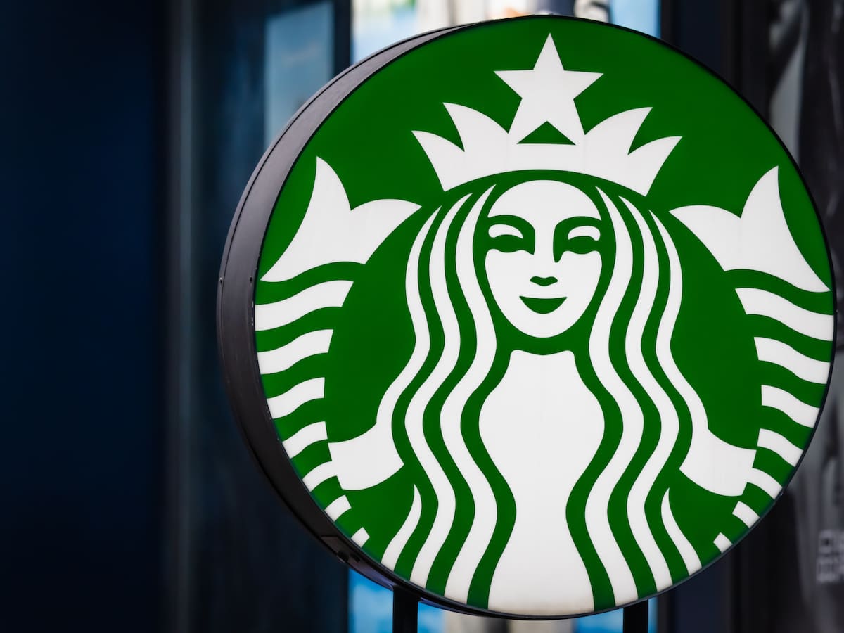 Starbucks anuncia despidos masivos: desvincula a más de mil empleados