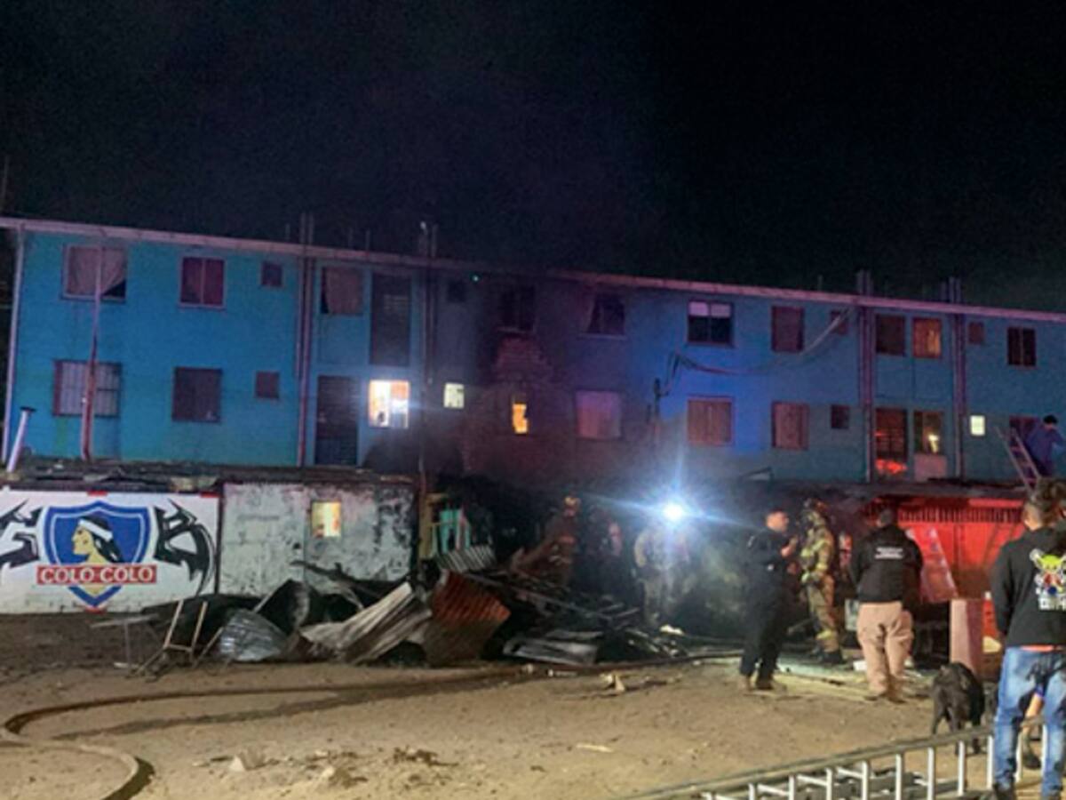 Fatal incendio en Colina deja una persona fallecida al interior de un departamento