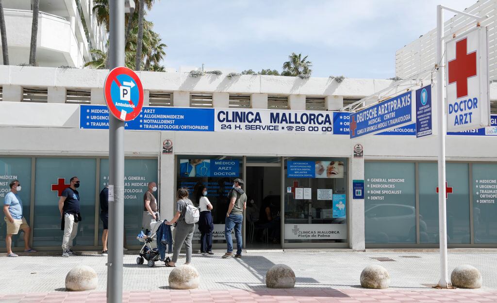 Espera fuera de una clínica de Mallorca para realizar un examen del Covid-19