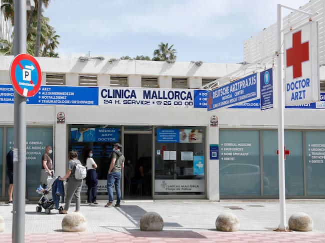 Espera fuera de una clínica de Mallorca para realizar un examen del Covid-19