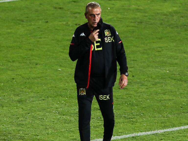 27 DE MARZO DE 2021/SANTIAGOEl Director Tcnico de Unin Espaola, Jorge Pellicer (c), durante el partido valido por la primera fecha del Campeonato Nacional AFP PlanVital 2021 entre Union Espaola y Santiago Wanderers, disputado en el Estadio Santa Laura.
FOTO: SEBASTIAN ORIA/AGENCIAUNO