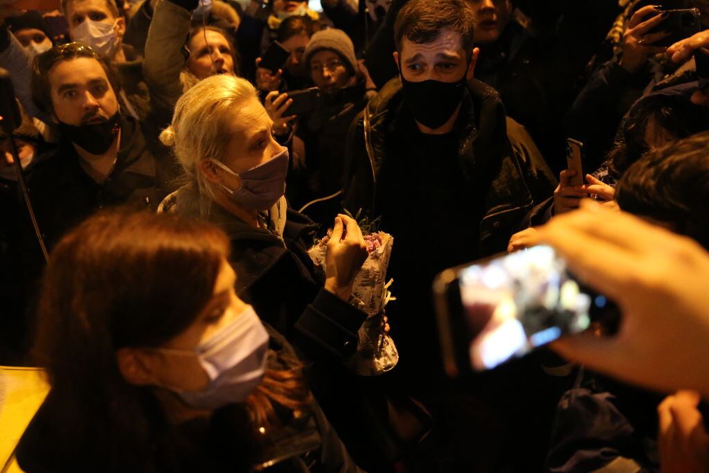 Familia y seguidores esperan el arribo de Navalny en Moscú