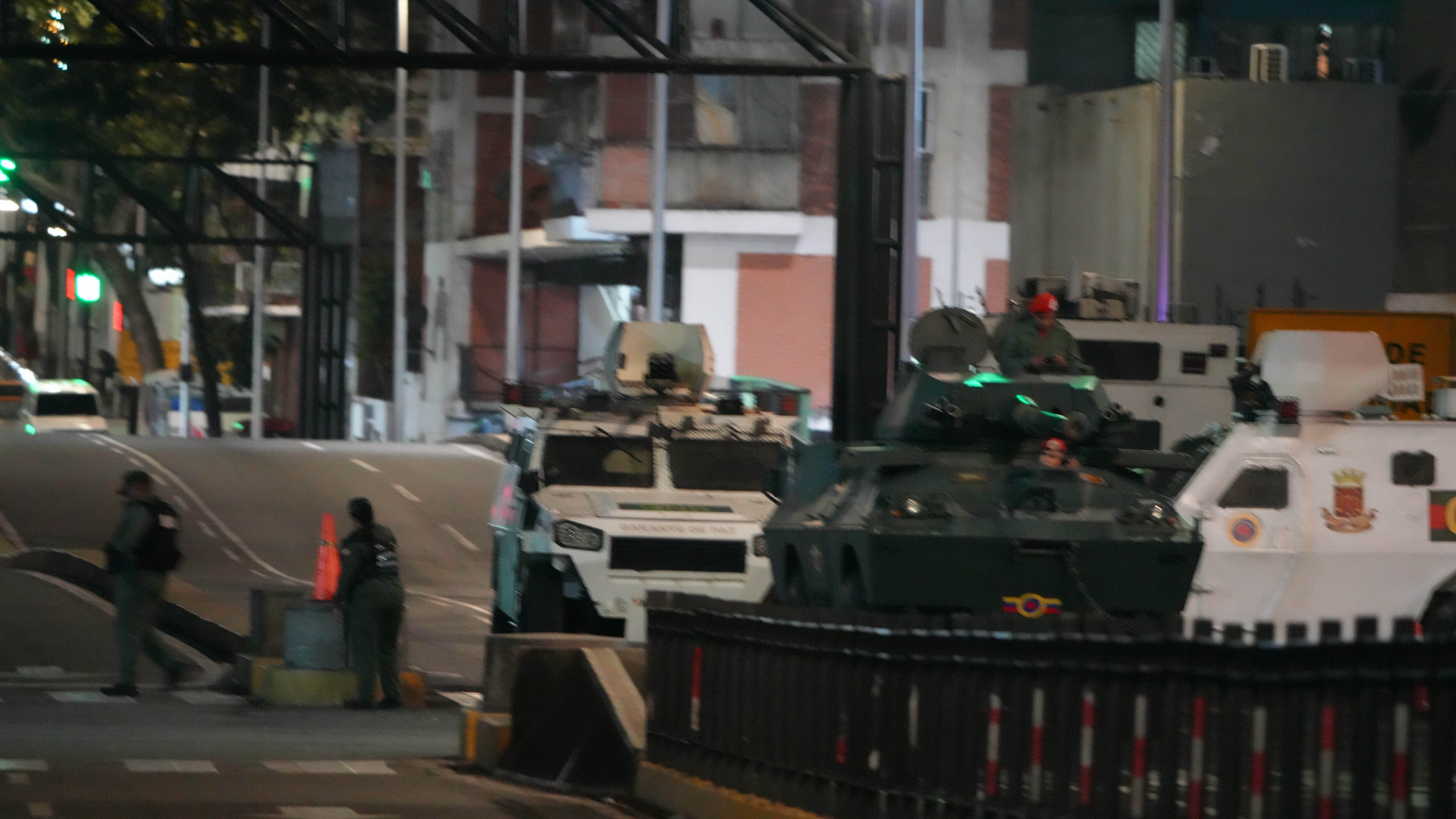 (260103) -- CARACAS, 3 enero, 2026 (Xinhua) -- Vehículos de la Guardia Nacional Bolivariana son vistos frente al Palacio de Miraflores, en Caracas, capital de Venezuela, el 3 de enero de 2026. El presidente estadounidense, Donald Trump, dijo el sábado en su red social Truth Social que el mandatario de Venezuela, Nicolás Maduro, y su esposa han sido capturados y sacados del país sudamericano. Trump confirmó que Estados Unidos lanzó un ataque a gran escala contra Venezuela y su líder, el presidente Nicolás Maduro. (Xinhua/Str) (vf)
