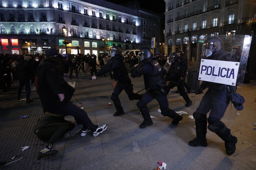 Los policías reprimen a personas que protestaban en Madrid