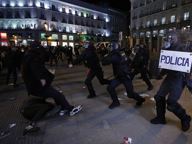 Los policías reprimen a personas que protestaban en Madrid