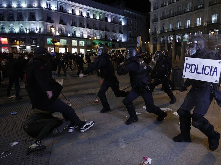 Los policías reprimen a personas que protestaban en Madrid