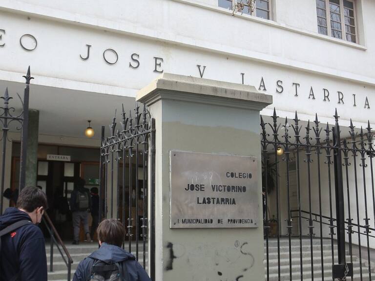 Apoderados de Liceo Lastarria realizan movilización: exigen que no se cambie la jornada escolar