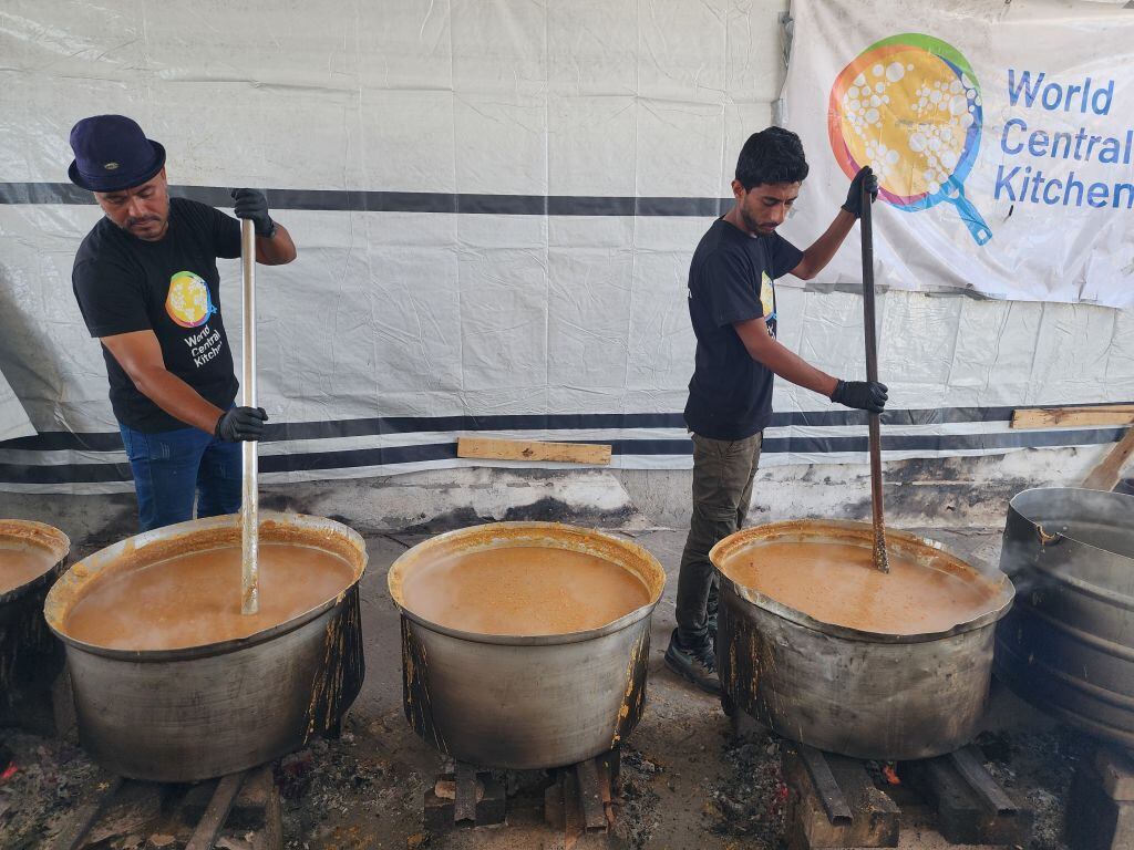 Voluntarios de World Central Kitchen preparan comida para las personas que sobreviven en Gaza de Palestina, en medio de los ataques de Israel.