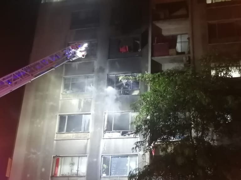 Incendio en edificio del centro de Santiago consumió dos departamentos