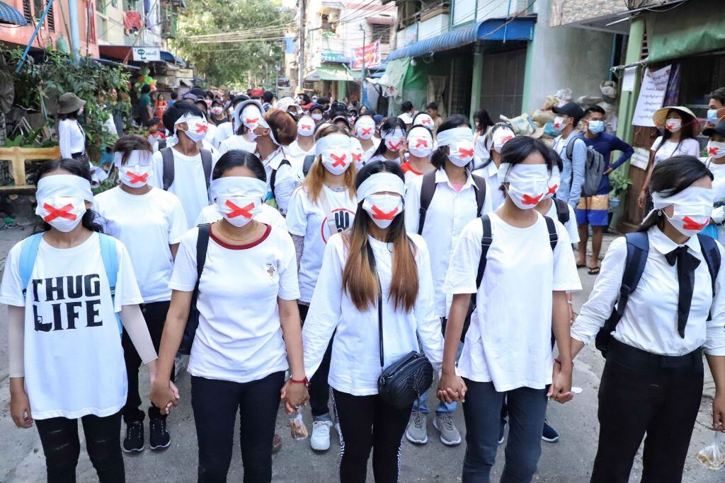 Estudiantes protestan contra la violencia de la junta militar de Myanmar
