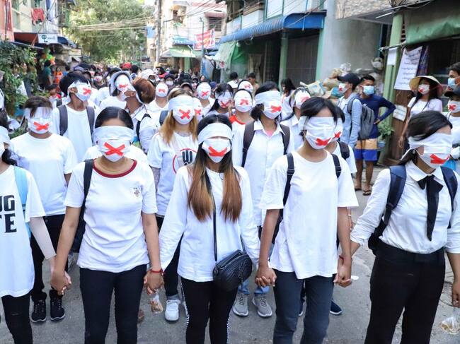 Estudiantes protestan contra la violencia de la junta militar de Myanmar
