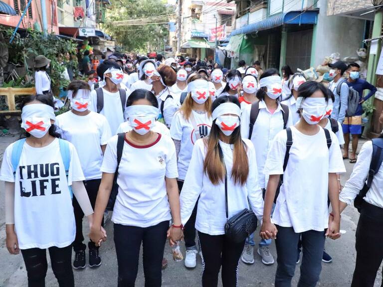Estudiantes protestan contra la violencia de la junta militar de Myanmar